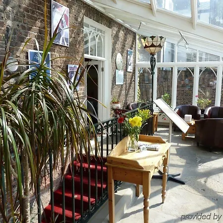 호텔 Knavesmire Manor And Leisure 2*